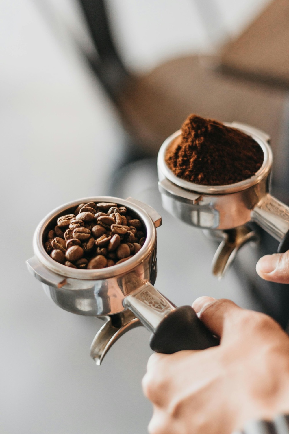 Hände am Siebträger einer Espressomaschine